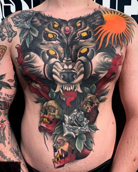 Tatuaż wilka na całym ciele