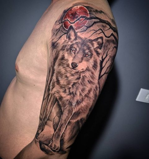 Tatuaż wilka z półrękawem