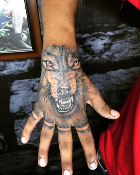 Tatuaż na dłoni wilka