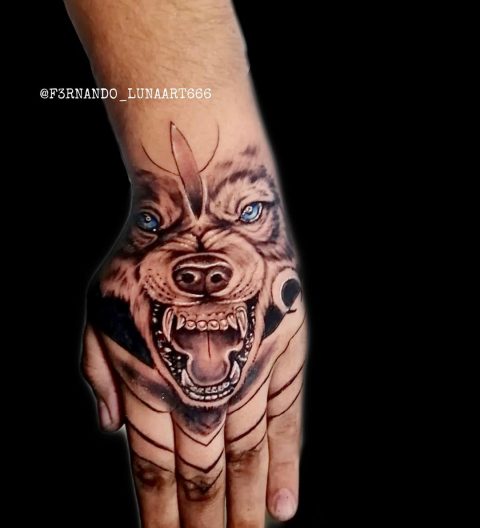 Tatuaż na dłoni wilka