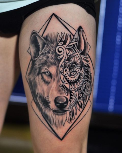Tatuaż wilka z mandalą