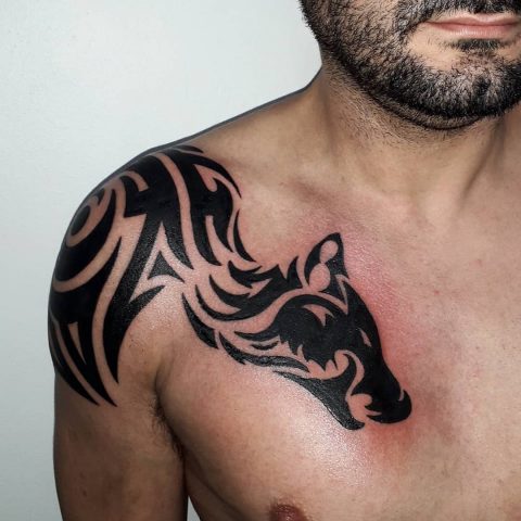 Tatuaż polinezyjskiego wilka