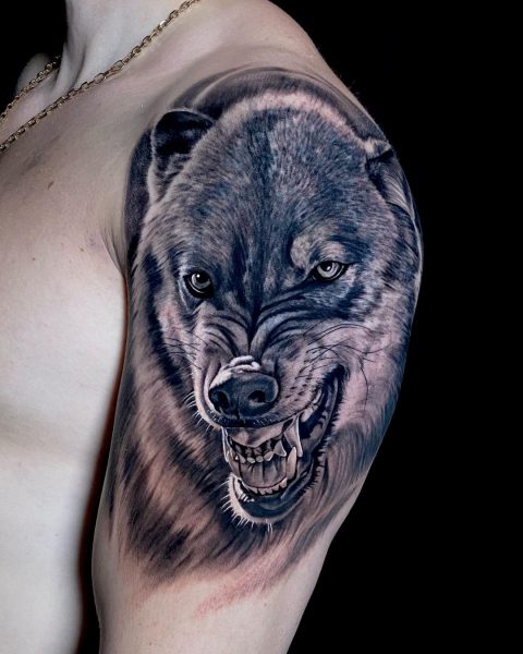 Wolf-Tattoo auf der Schulter