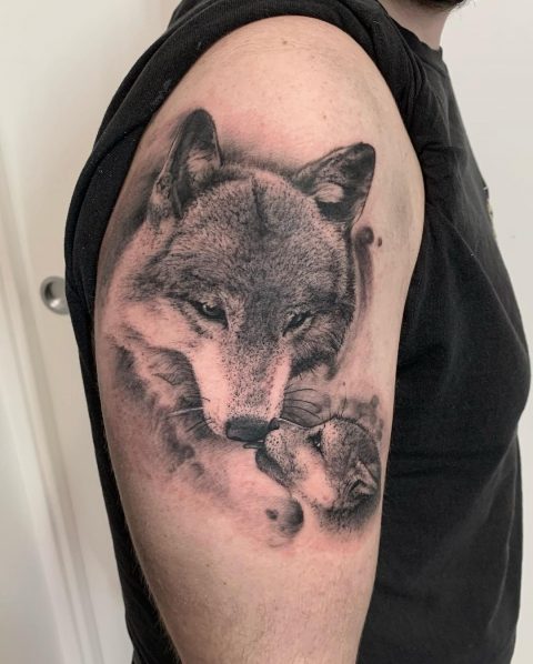 Tatuaż miłosny pary wilków na ramieniu