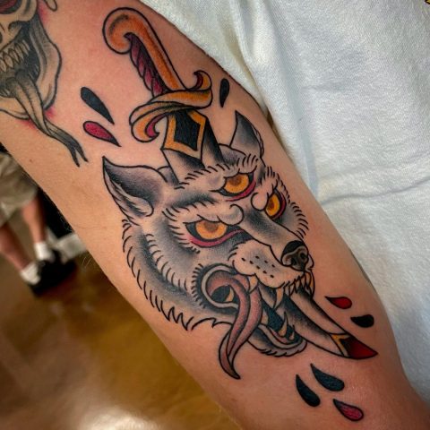 Wolf- und Dolch-Tattoo