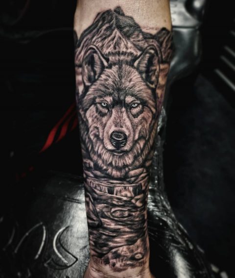 Tatuaż wilka i góry
