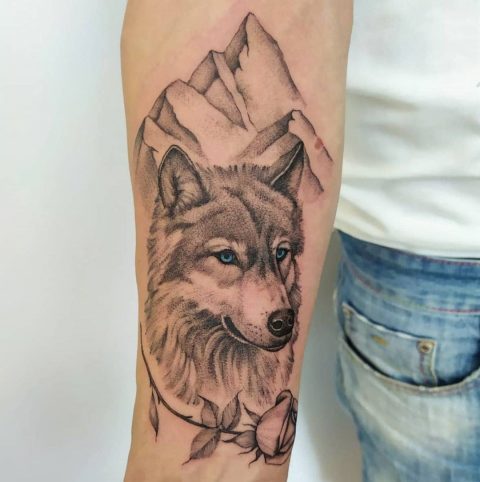Wolf- und Berg-Tattoo auf der Hand
