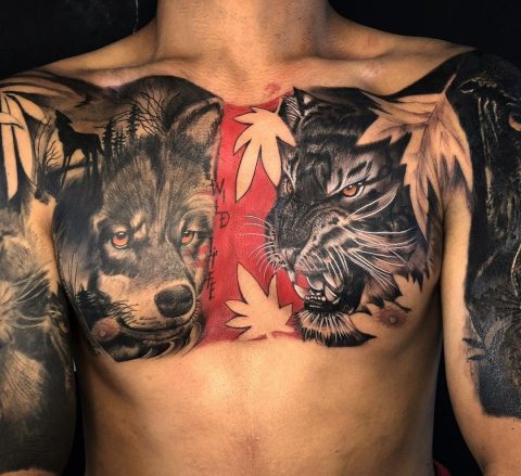 Wolf- und Tiger-Tattoo auf der Brust