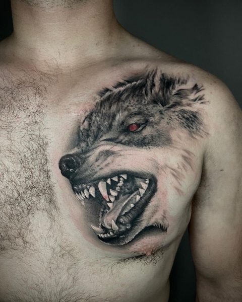 Tatuaż na klatce piersiowej wilka