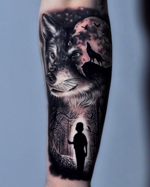 Wilk w lesie tatuaż