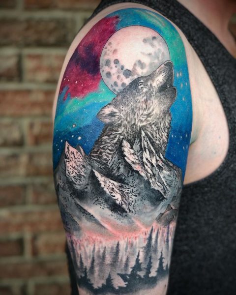 Wolf- und Berg-Tattoo auf der Schulter