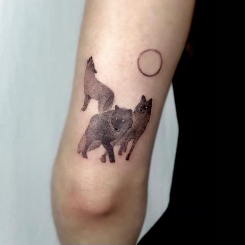 Minimalistisches Wolfsrudel-Tattoo