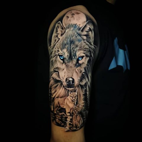 Tatuaż wilka i małego szczeniaka