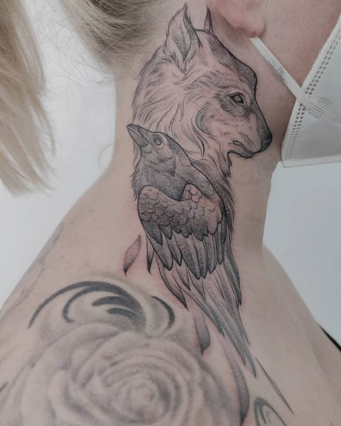 Wolf- und Raben-Tattoo