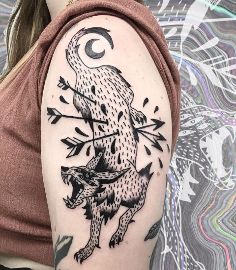 Tatuaż wilka ze strzałami na plecach