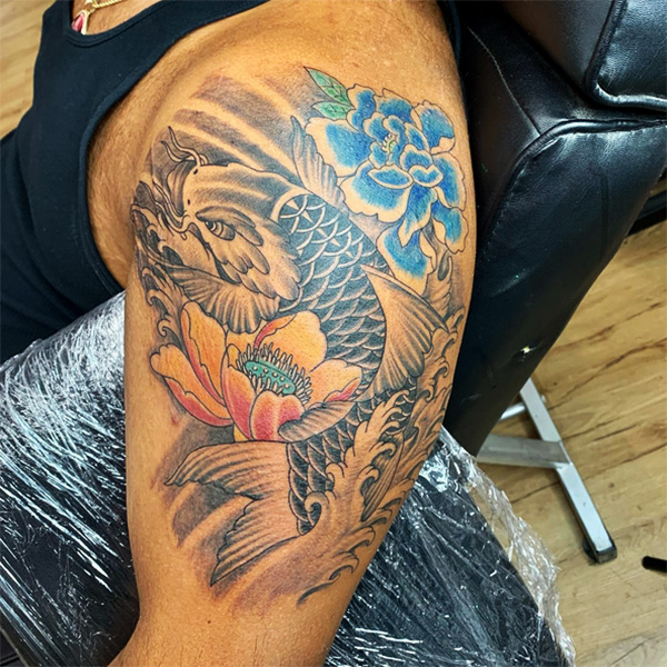 niebieska ryba koi i kwiat lotosu tatuaż dla mężczyzn