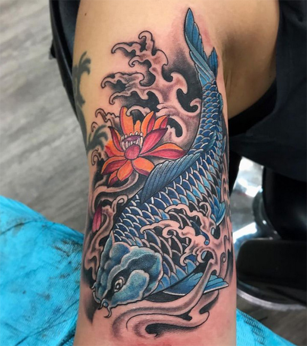 niebieski tatuaż z rybą koi i kwiatem lotosu