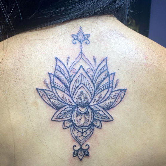 zarys tatuażu lotosu na plecach