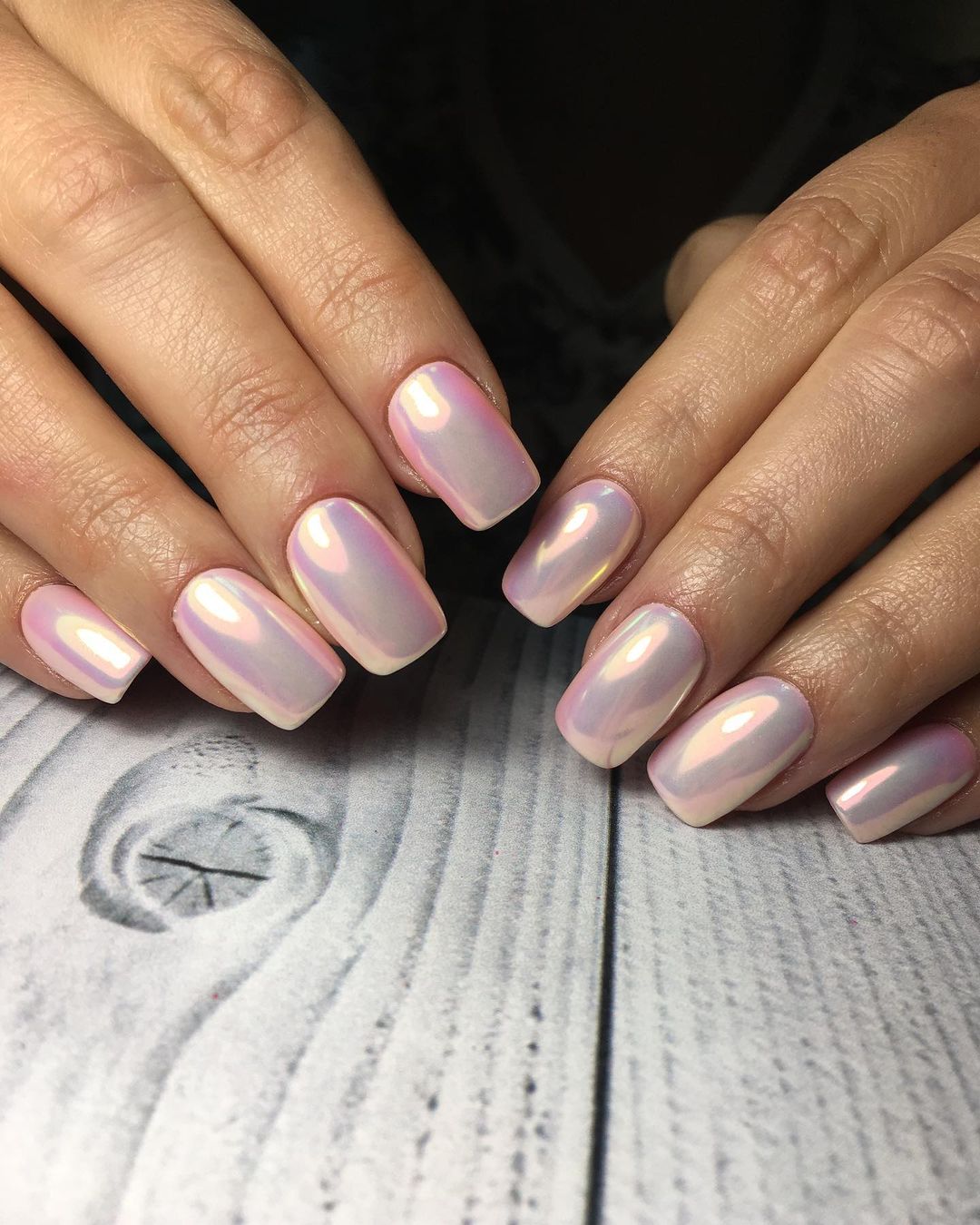 Розовые ногти с металлическим блеском
