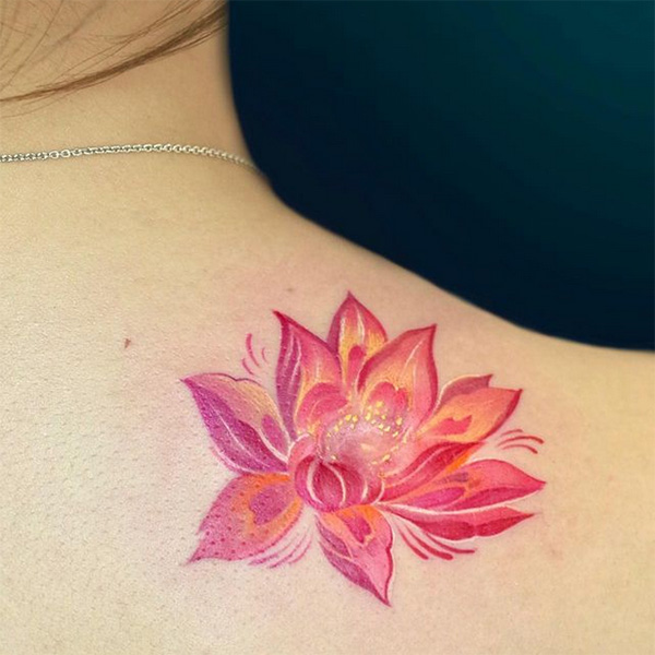 tatuaż różowy kwiat lotosu