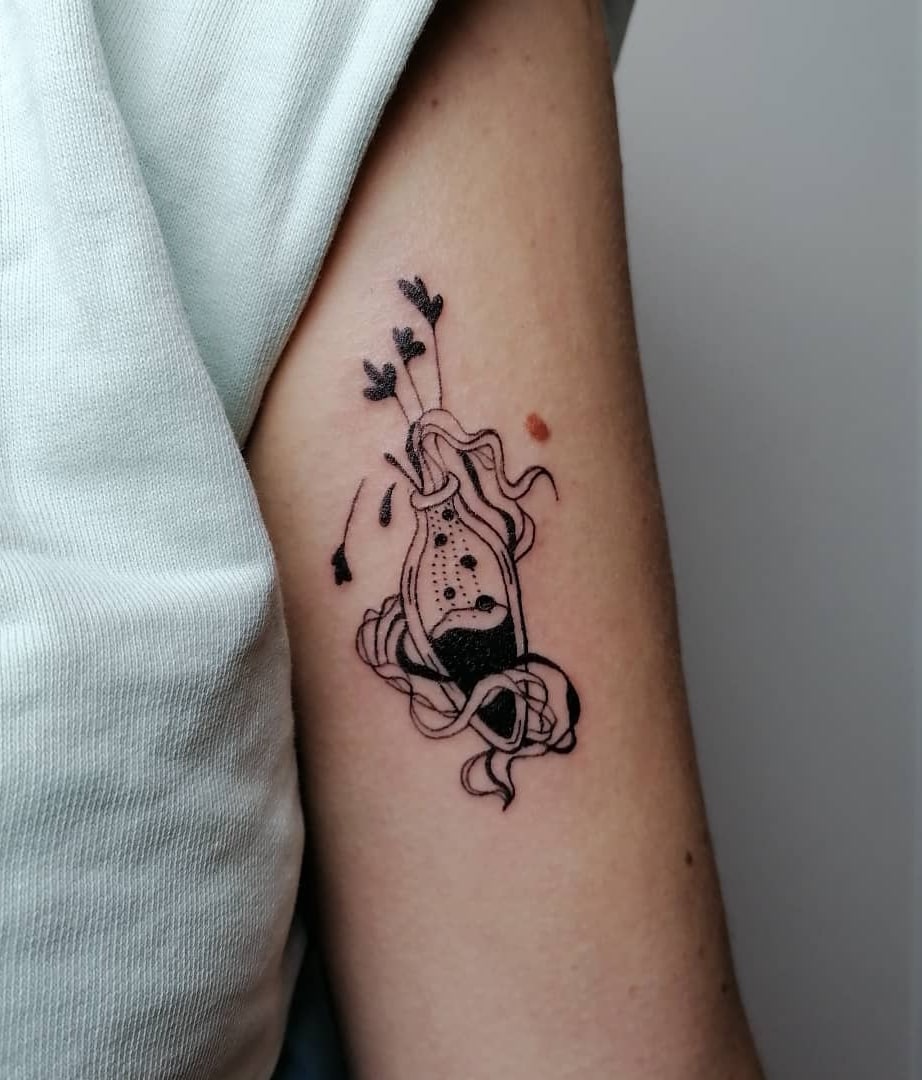 Tattoo mit Hexerei und Symbolen