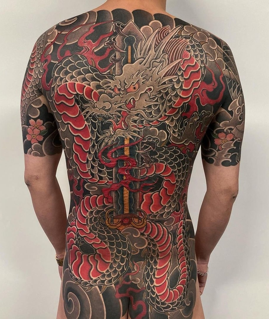Japoński tatuaż na plecach ze smokiem