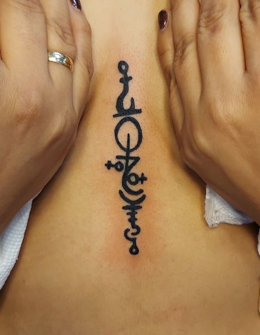 Tatuaż z symbolami wiccańskimi