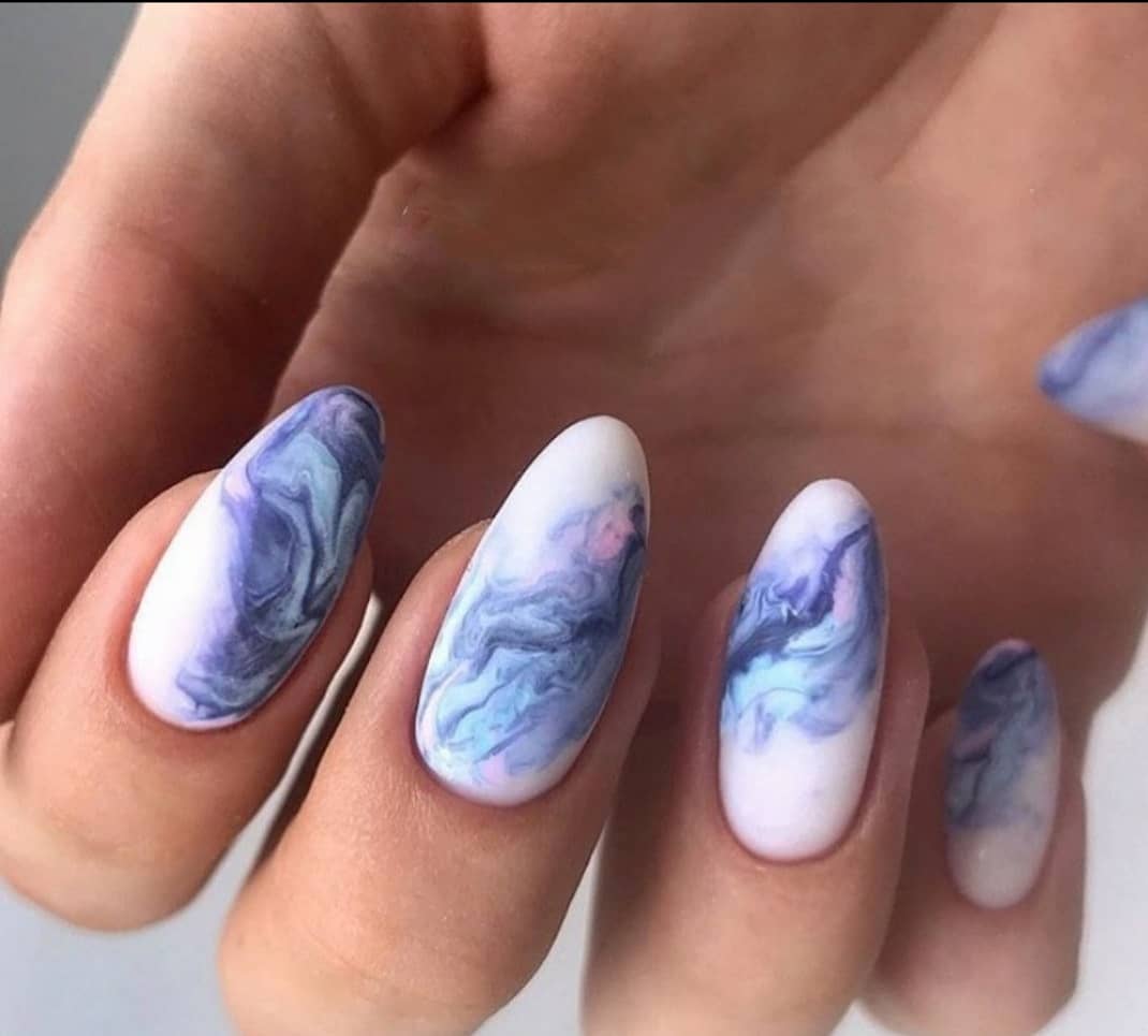 Голубой мрамор на розовых ногтях