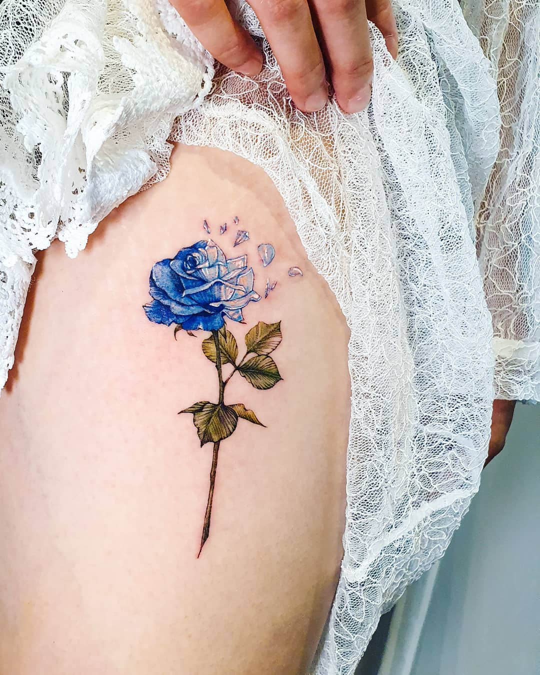 Синяя роза с длинным стеблем