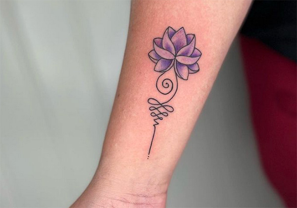 mały tatuaż z kwiatem lotosu