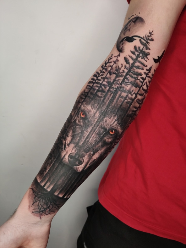 татуировка волка на руке